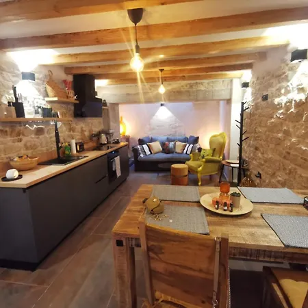 펜션 Celista Stone House *
